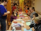 Raamatukogus valmistasid jõulukaarte kodutütred ja noorkotkad