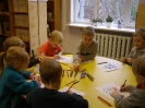 Lapsed joonistamas/värvimas pilte kevadest