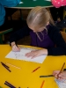 Lapsed joonistamas raamatu Kake Make ja segaduse päkapikk põhjal pilte