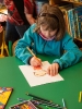 Lapsed joonistamas raamatu Kake Make ja segaduse päkapikk põhjal pilte